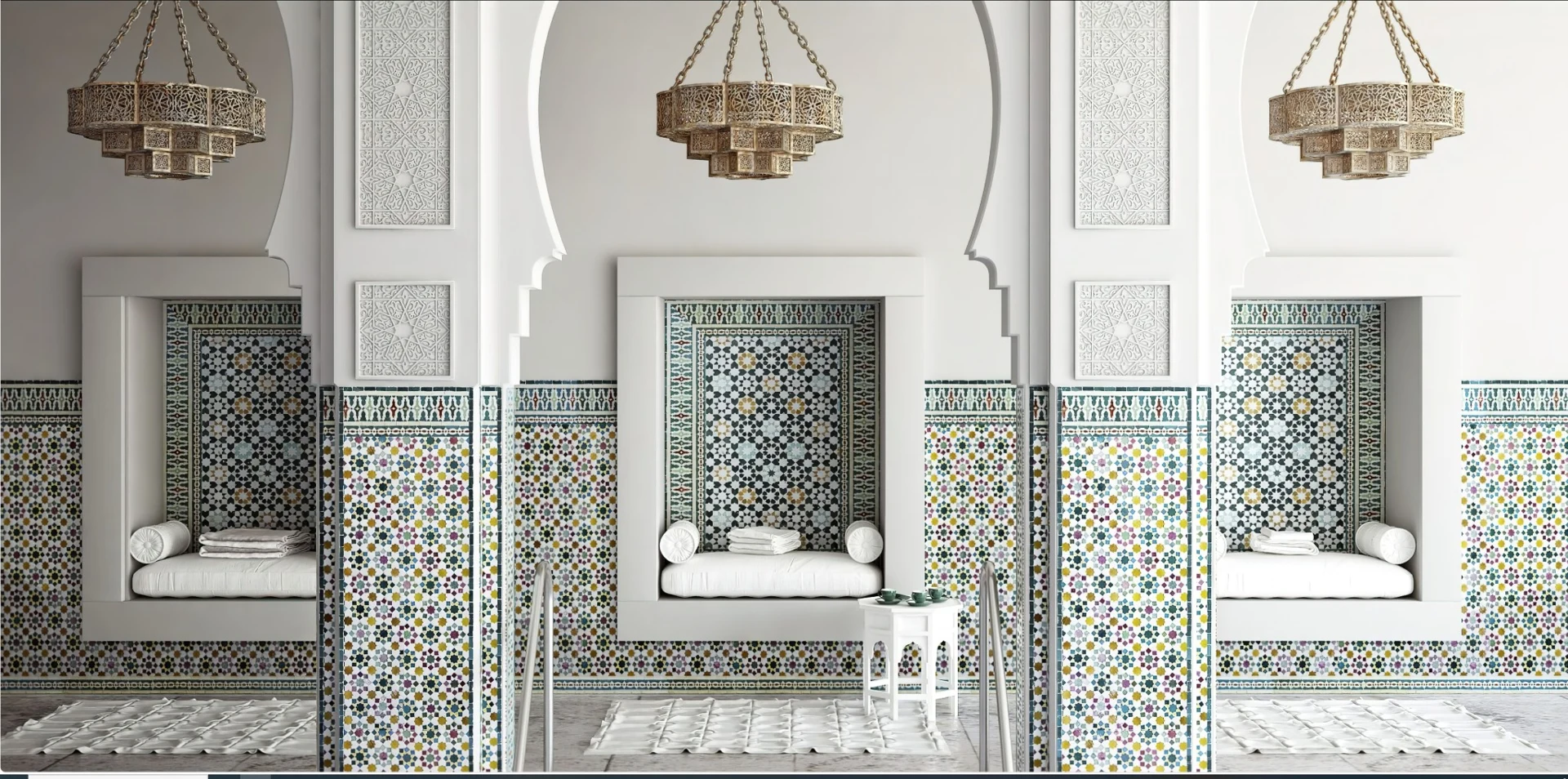 Patio de inspiración árabe con arcos, mosaicos y lámparas de fibras naturales